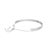 Gargantilla plateada con tres hileras de circonias transparentes redondas. Tiene un cierre de bola deslizante para ajustar el largo.