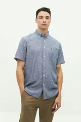 Camisa de manga corta color beige claro, confeccionada en lino y algodón, con fit regular y logo bordado en el pecho.