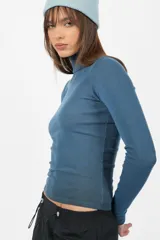 Top manga larga de morley color celeste. Al cuerpo, media polera y de largo camiseta. Con teñido en terminaciones, dando un efecto degradado.