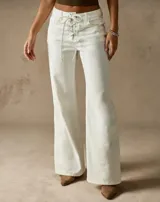 Pantalón jean acampanado color blanco, con cintura alta y cierre frontal con cordones.