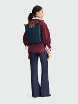 Mochila Longchamp modelo Le Pliage Original M, color crudo con detalles en cuero marrón.