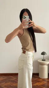 Musculosa corta de morley a rayas horizontales marrones y beige, con cuello redondo y sisas con ribete.