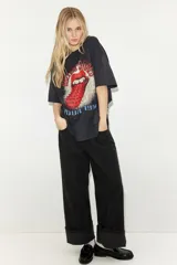 Remera negra de algodón de corte amplio con estampado del logo de la banda The Rolling Stones y la leyenda "Tour 1994".