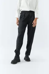 Pantalón negro de tiro medio, con bolsillos laterales y diseño sencillo.
