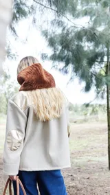 Cuello de corderito marrón.