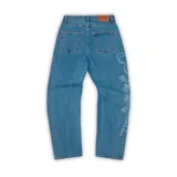 Pantalón de jean celeste con corte recto y estampado con el logo de la marca en color blanco en la pierna izquierda.