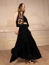 Falda larga negra acampanada con faja en la cintura.