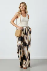 Pantalón de lanilla estampado con cintura elastizada, corte amplio y bolsillos laterales.