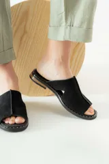 Sandalias marrones de cuero con diseño minimalista.