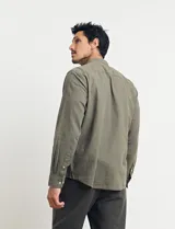 Camisa de lino color beige, de cuello mao y manga larga.