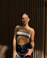 Top corto tejido al crochet, con breteles finos y diseño a rayas horizontales en blanco y negro.