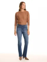 Jean recto marca Djeans, color azul, de tiro medio y pierna recta. Cuenta con pretina con pasadores, botón y cierre, y bolsillos delanteros y traseros.