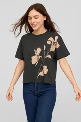 Remera negra de corte holgado con estampado de flores color beige.