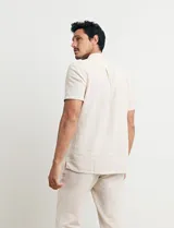 Camisa blanca de lino y algodón, de manga corta, con cuello mao y botones de coco.