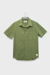 Camisa verde oliva de manga corta con textura seersucker, corte cuadrado, bolsillo en el pecho y botones de coco.