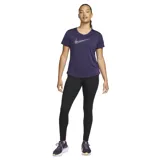 Remera deportiva Nike Dri-FIT color fucsia con logo Swoosh estampado en el pecho.