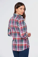Camisa de cuadros en tonos azul, burgundy y verde, con botones y bolsillo frontal.
