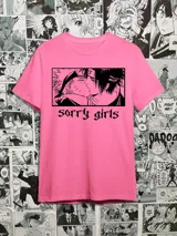 Remera rosa de algodón con estampado de dos personajes de anime besándose y la frase "sorry girls".