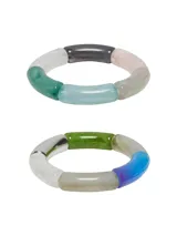 Pulsera elástica con tubos de plástico de diferentes colores.