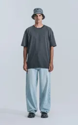 Remerón de algodón premium americano, color gris oscuro melange, con corte extra oversize, hombros caídos y cuello redondo rib al tono.