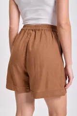 Bermuda de lino color marrón, de corte holgado y tiro medio.