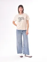 Remera rosa con estampado de labios rojos y texto en letras rojas y blancas.