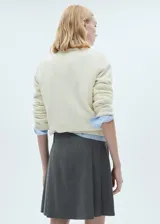 Minifalda gris con estampado de raya diplomática, diseño evasé y cierre de cremallera invisible en la parte posterior.