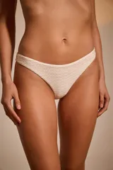 Bombacha vedetina color marfil con textura ondulada.