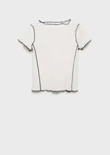 Camiseta marrón de algodón con cuello redondo y mangas cortas. Presenta terminaciones onduladas en color blanco en cuello, mangas y costuras.