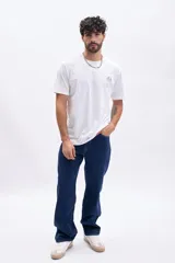 Pantalón de jean azul oscuro, de corte ancho y tiro medio.