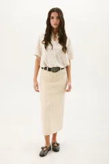 Falda midi color beige, de corte recto y tiro alto.