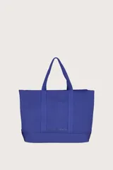 Bolso tipo tote azul con textura acanalada y asas de hombro.