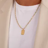 Conjunto de cadena forcé dorada con dije rectangular liso.