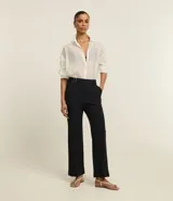 Pantalón recto de punto roma con estampa de raya de tiza, cintura alta con hebillas laterales.