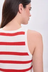 Top blanco de punto con rayas horizontales rojas, cuello redondo y sisas anchas.
