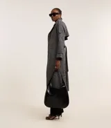Suéter negro de poliéster con escote redondo y mangas largas. Presenta un diseño plisado en toda la prenda.