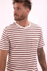 Remera de manga corta con cuello redondo y estampado de rayas horizontales en tonos marrón y beige.