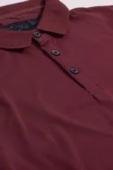 Polo de jersey color bordó, de manga corta, con logo bordado y fit regular.