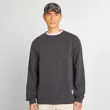 Sweater de punto fino gris oscuro, de corte clásico y cuello redondo.