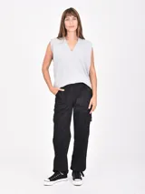 Chaleco de tejido de punto color gris claro, sin mangas, con escote en V profundo y cuello acanalado.