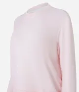 Conjunto de pijama largo color rosa claro, compuesto por un buzo de cuello redondo y un pantalón con lazo en la cintura.