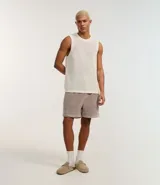 Bermuda runner de terciopelo color gris topo, con cintura elástica, cordón ajustable y bolsillos laterales.