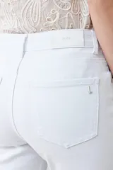 Pantalón de jean blanco, de corte recto y tiro medio.