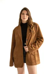 Blazer camel de corte oversize, con cuello clásico, solapas y bolsillos delanteros.