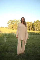Blusa color beige de mangas largas con abertura en los puños y lazo lateral.