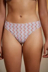 Colaless de lycra estampada con motivos geométricos en tonos rojo y blanco.