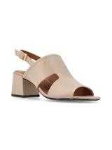 Sandalia de cuero color beige con punta abierta, talón descubierto y tira con hebilla ajustable. Presenta un diseño con aberturas laterales y un tacón bloque bajo.