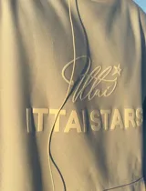 Hoodie color azul bebé con diseño frontal que incluye el texto 'Ittai Stars'.