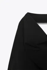 Body blanco de cuello halter drapeado con espalda descubierta y cierre inferior con botones a presión.