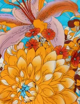 Pañuelo cuadrado de satén estampado con diseño floral en tonos naranja, celeste y lila.